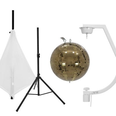 Conjunto com bola de espelhos dourada, suporte branco curvo, tripé preto e tecido branco em armação triangular.