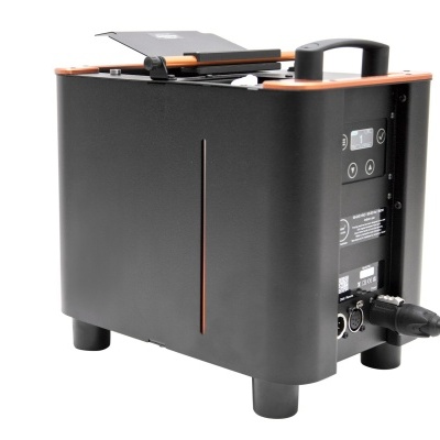 máquina preta com detalhes laranja compacta com visor digital