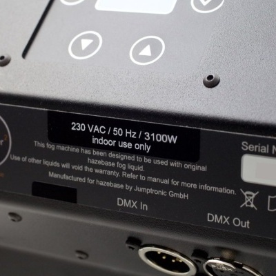 Placa técnica preta de equipamento elétrico com texto branco e conectores DMX