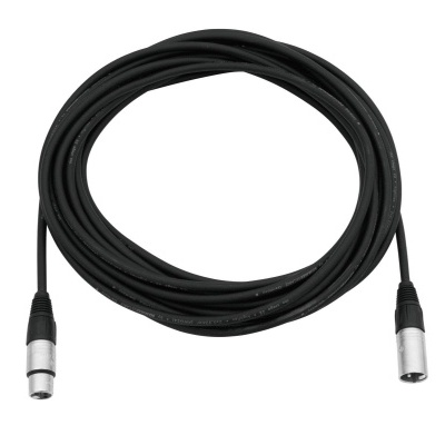Cabo de áudio preto com conectores XLR em fundo branco