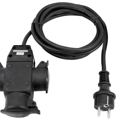 Extensão elétrica preta com divisor de 3 tomadas