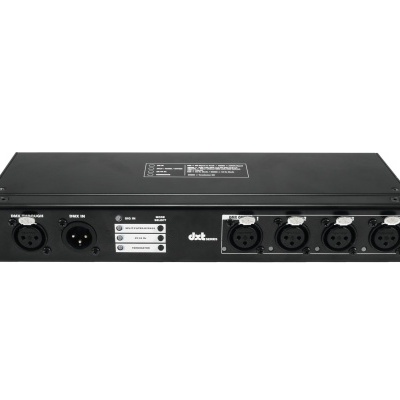 Interface de áudio digital preta com várias conexões XLR