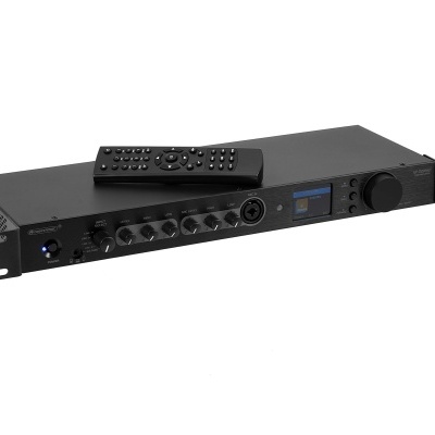 Amplificador de áudio preto com ecrã azul e comando remoto