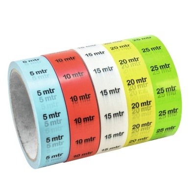 Cinco rolos de fita adesiva colorida com medidas impressas