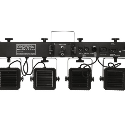Dispositivo de iluminação com quatro refletores quadrados pretos montados numa barra metálica