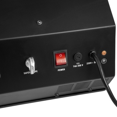 Parte traseira de equipamento eletrônico preto com interruptor e conector de alimentação