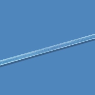 Canudo transparente de plástico sobre fundo azul