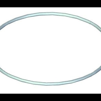 Aro metálico prateado circular sobre fundo branco