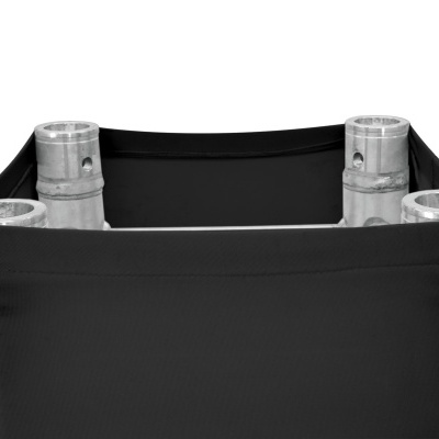 Saco preto com estruturas metálicas cilíndricas prateadas nos cantos