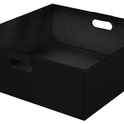 Caixa quadrada preta com pegas ovaladas em fundo branco