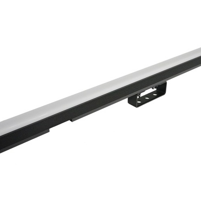 Barra luminosa retangular preta com difusor branco e fixador metálico