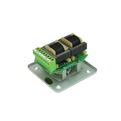 Placa eletrónica com bobinas e terminais verdes montada numa base metálica