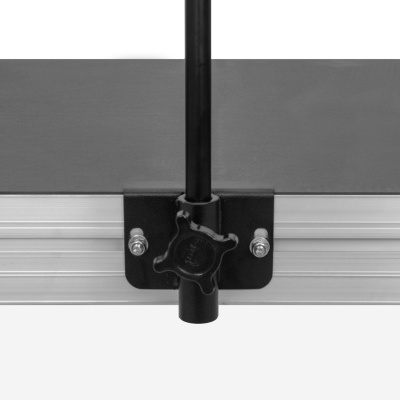 Suporte metálico preto fixado a uma barra prateada com parafusos