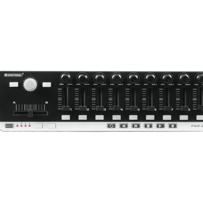 Interface de controlo de som KORG PAD 8 preta com oito controlos deslizantes e botões