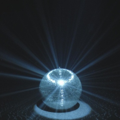 Esfera disco de espelhos com reflexos de luz em espaço escuro