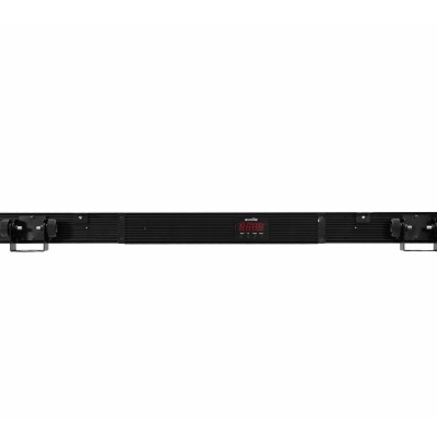 Amplificador de áudio profissional preto em formato de rack com display LED vermelho e botões pretos.