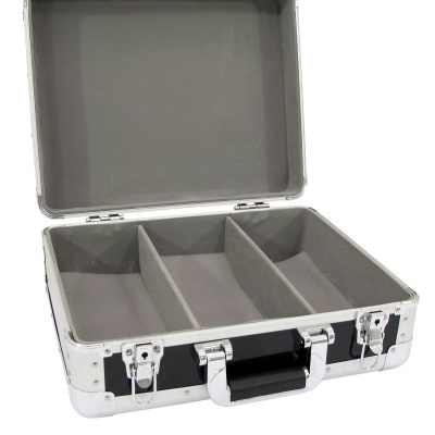 Mala de transporte rígida preta com divisórias internas cinzentas e fechos metálicos