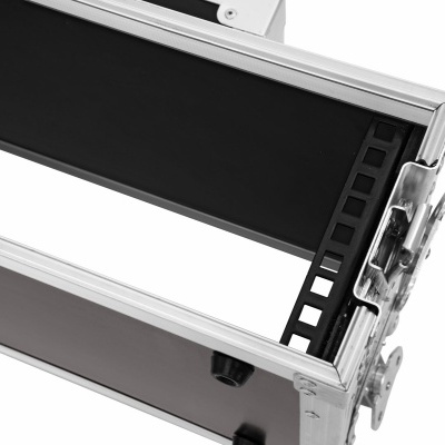 Estrutura metálica preta e prateada com barra de sulcos e fecho metálico