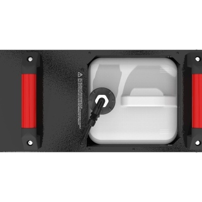 Estrutura metálica preta com pegas vermelhas e depósito branco no centro.