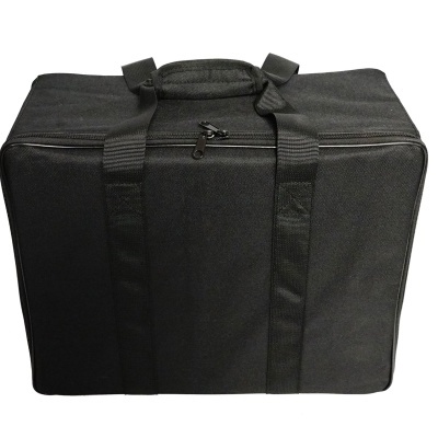 Mala rectangular preta de tecido com alças e fecho no topo