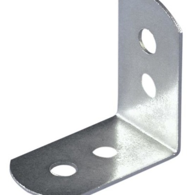 Suporte metálico em L prateado com quatro furos redondos para fixação