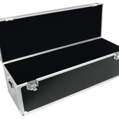 Estojo grande preto com bordas de alumínio e interior tecido preto aberto