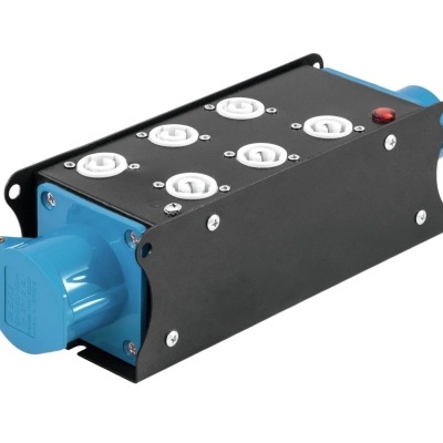 Ficha elétrica com várias tomadas e estrutura preta e azul