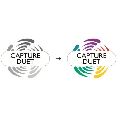 Dois logótipos CAPTURE DUET, um cinzento e outro colorido, com seta entre eles num fundo branco.