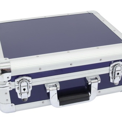 Mala rígida azul escuro com bordas e fechos prateados