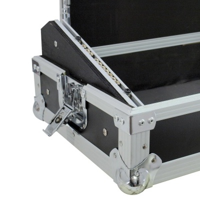 Mala de transporte preta com estrutura metálica e rodas.