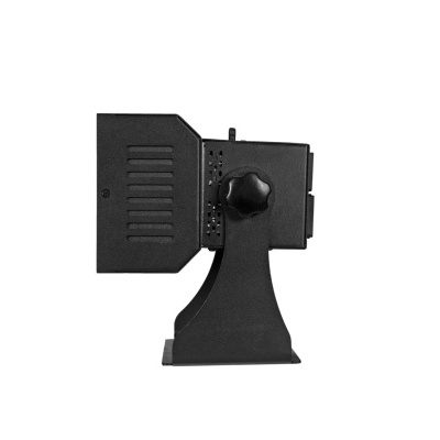 Proiettore di luce nero con manopola, su sfondo bianco