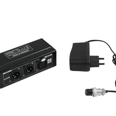 Divisor de sinal preto com três conectores XLR e carregador preto com cabo e ficha europeia