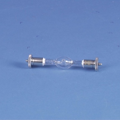 Lâmpada halógena de vidro com terminais metálicos sobre fundo azul