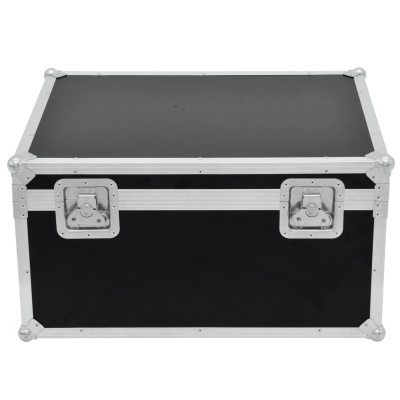 Estojo rígido preto com armação metálica prateada e fechos