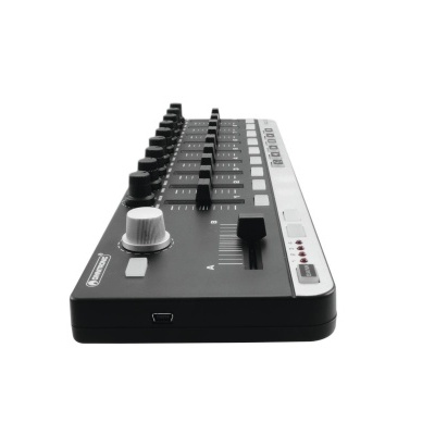 Controlador de áudio preto com botões giratórios e fader