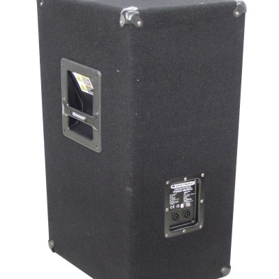 Coluna de som preta com reforço metálico nos cantos e pega lateral