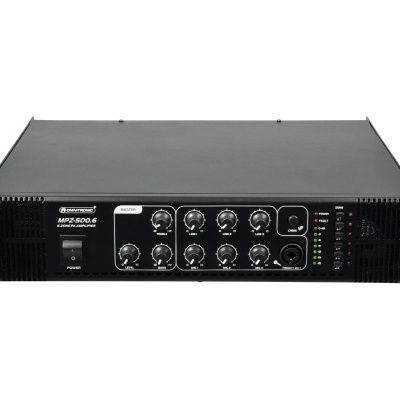 Amplificador de áudio preto com botões no painel frontal e indicadores LED