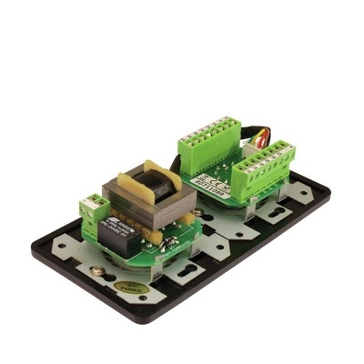 Placa eletrónica com componentes verdes e amarelos