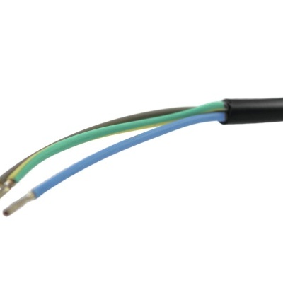 Três fios elétricos com isolamento colorido e terminações metálicas