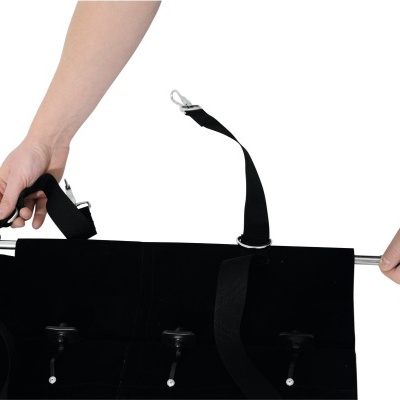 Organizador preto com cinco ganchos e varão metálico segurado por mãos