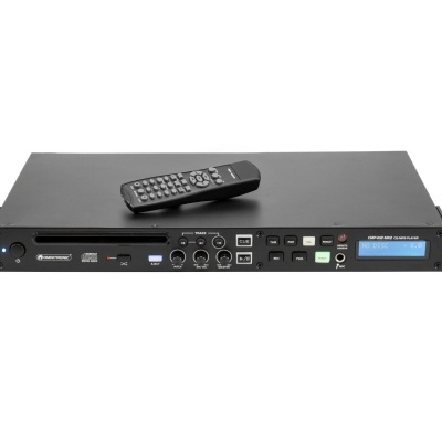 Aparelho electrónico profissional preto tipo rack com comando remoto