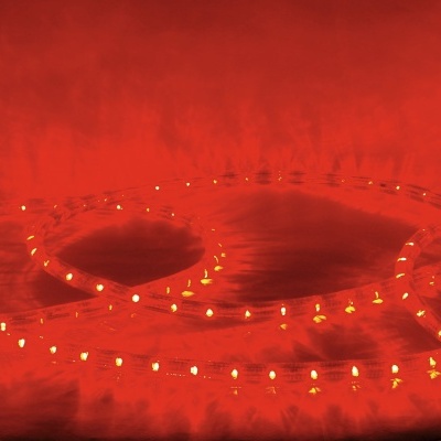 Corrente de luzes LED amarelas dispostas em três círculos em fundo vermelho