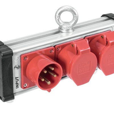 Distribuidor elétrico com três tomadas vermelhas e estrutura metálica