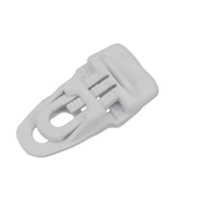 Clips para cortinas brancos em plástico isolados