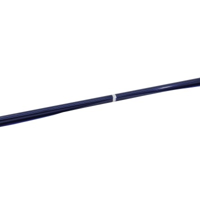 Pauzinhos chineses azuis escuros em plástico, sobre fundo branco