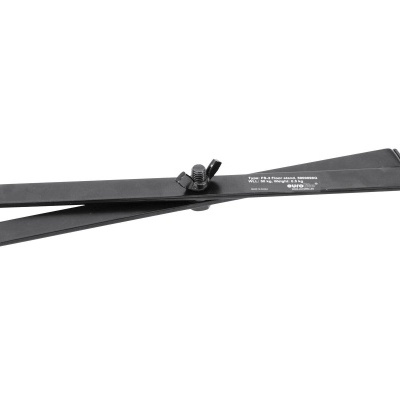 Ferramenta metálica preta com parafuso central e texto branco sobre fundo branco