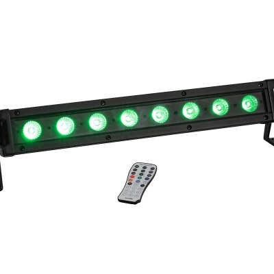 Barra LED preta com luzes verdes e controlo remoto branco
