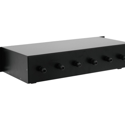 Aparelho electrónico preto com seis conectores frontais