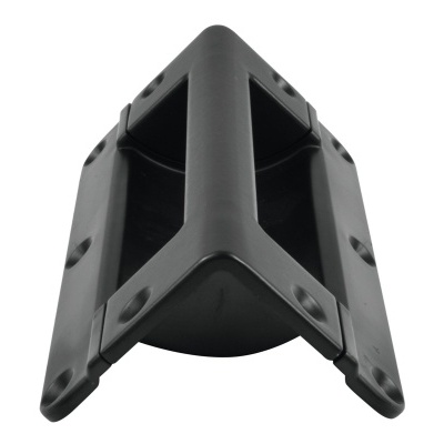 Peça de plástico preta em forma triangular com rebites