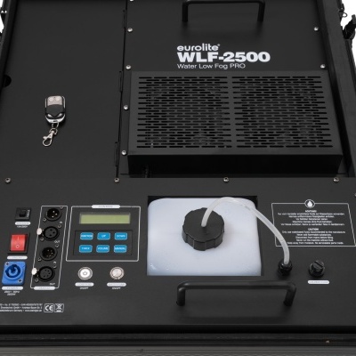Máquina profissional Eurolite WLF-2500 Water Low Fog PRO com painel de controlo e reservatório de líquido